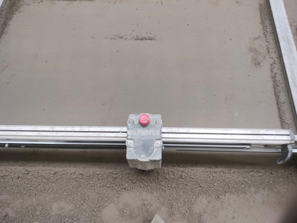 Niwelowanie i zagęszczanie betonu maszyną Lomar