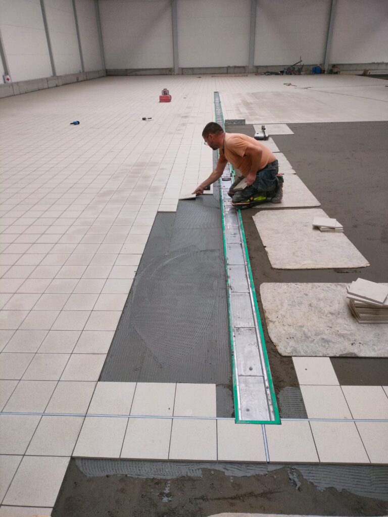 Układanie płytek bezpośrednio na warstwę betonową wraz z emulsją Mapei