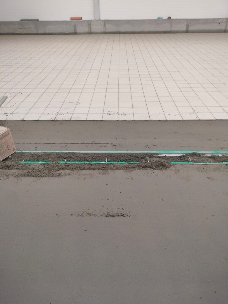 beton półsuchy idealny do układania płytek w metodzie wibracyjnej